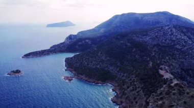 Türkiye 'de dağ, deniz ve gökyüzünün harmanlandığı hava görüntülerinde manzaranın ahengi gösteriliyor. Manzara, dağ, deniz ve gökyüzünün manzaralı etkileşimini gözler önüne seriyor. Yüksek kalite 4k görüntü