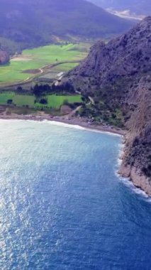 Türkiye 'nin Barboros Sahili' nin panoramik havası kıyı şeridini ve dağ özünü yakalıyor. Kıyı dalgaları dağlarla buluşur, gösterişli kıyı şeridi, dağ uyumu. Kıyı şeridi tarafından çerçevelenmiş tenha bir sahil..