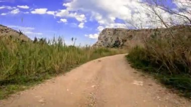 Araba yolculuğunun birinci şahıs görüntüsü, dağ yolu macerası. Deneyim yolculuğu, mavi gökyüzünün altında dağ yolu gezisi. Yakalayıcı bir yolculuk, manzaralı bir dağ gezisi..