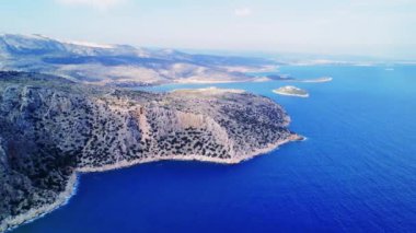 Türkiye Körfezi 'nde dağ, deniz manzarası karışımı havadan çekiliyor. Dağların ahengi, manzaralı deniz manzarası. Manzara benzersiz bir dağ, deniz manzarası etkileşimi gösteriyor. Yüksek kalite 4k görüntü