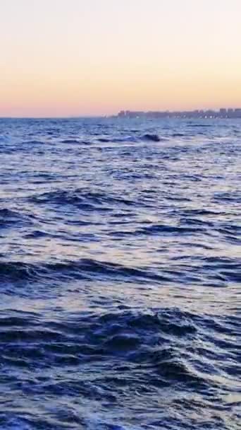 Video Fångar Horisonten Solnedgång Till Havs Visar Upp Lugnt Hav — Stockvideo