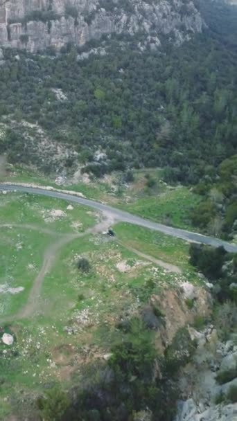 Nagrania Dronów Rejestrują Dolinę Górską Drogę Nieskazitelnym Pięknie Podkreśla Dolinę — Wideo stockowe
