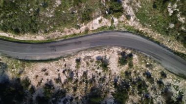 Türkiye 'nin insansız hava aracı görüntüleri, dağ yolu, doğal güzellikler. Türkiye 'nin özünü yakalıyor, dağ yolu, manzara severler için ideal. Türkiye ve dağ yolunun çarpıcı detaylarını gözler önüne serdi. 
