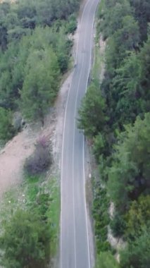 Drone görüntüleri dağı, yolu, ormanı, seyahati, manzaralı keşifleri ön plana çıkarıyor. Dağdaki, yoldaki, ormandaki, yolculuktaki yolculukları vurguluyor. Dağ, yol, orman ve seyahat boyunca macera tasvir etmek için ideal.