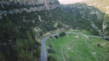 İnsansız hava aracı videosu dağ yolunda orman boyunca araba yolculuğunu, gezintiyi ve araba sürüşünü kaydediyor. Yolculuk macerasını, araba sürmeyi vurguluyor. Doğal ortamlarda araba sürme hayranları için tasarlandı..