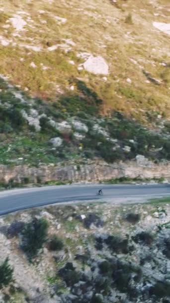 Drone Συλλαμβάνει Ποδηλάτης Ορεινό Δρόμο Ιδανικό Για Ποδηλάτης Περιεχόμενο Ορεινό — Αρχείο Βίντεο