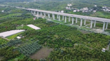 Drone otoban viyaoluğunu, vadiyi, dağları yakalıyor. Seyahatleri, manzaralı seyahat yollarını, tarım arazilerinde seyahat etmeyi vurgular. Keşifleri, keşifleri davet eder. Yüksek kalite 4k görüntü