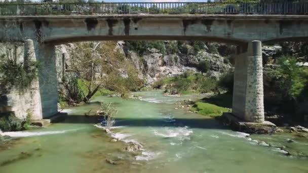 Drohne Fliegt Unter Brücke Fängt Gebirgsfluss Brücke Gebirgsflusslandschaft Und Brücke — Stockvideo