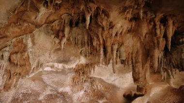 Yeraltı mağaralarını, hareketli dikitleri, yer altı jeolojisini araştırın. Benzersiz manzara, dikitler, antik kireçtaşı, yer altı jeolojisi sergileniyor. Büyüleyici manzara, dikitler, kayalık dokular..