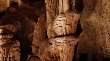 Yeraltı mağarasını keşfetmek, hareketli dikit oluşumlarını keşfetmek. Benzersiz mağara manzarası, dikit ve kireç taşı ele geçirildi. Büyüleyici dikdörtgen manzara, kadim dokular vurgulanmış. Yüksek kalite 4k görüntü