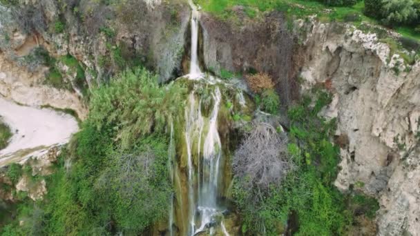 滝の空中ビデオ トルコの旅行先 葉に囲まれた山に囲まれた 旅行アピール エコツーリズムを象徴しています 旅行スポットをハイライト — ストック動画
