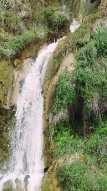 Şelalenin Insansız Hava Aracı Manzarası Dağlardaki Türkiye Yeşilliklerle Çevrili Şelaleyi — Stok video