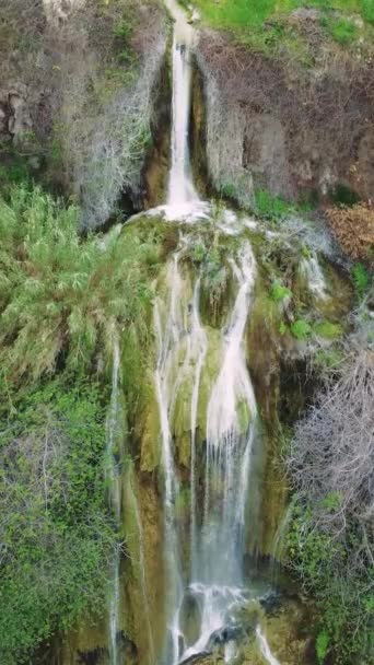 滝の空中ビデオ トルコの旅行先 葉に囲まれた山に囲まれた 旅行アピール エコツーリズムを象徴しています 旅行スポットをハイライト — ストック動画