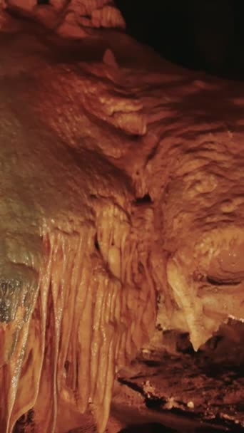探索地下洞穴中生机勃勃的石笋 展示洞穴地质 独特的风景与石笋 石灰岩形成 山洞地质突出 迷人的洞穴景观 — 图库视频影像