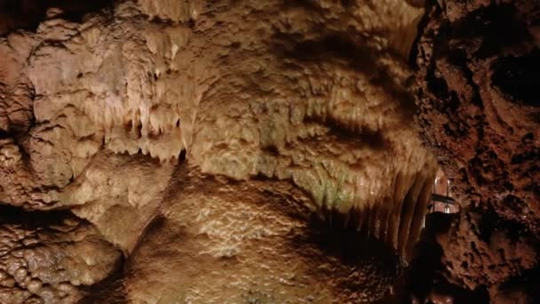 活気に満ちた石灰岩の形成で洞窟を探索してください ユニークな景色 古代の石灰岩形成の中でストーカー 岩のテクスチャ 石灰岩形成フォーカスで視野を魅了する — ストック動画
