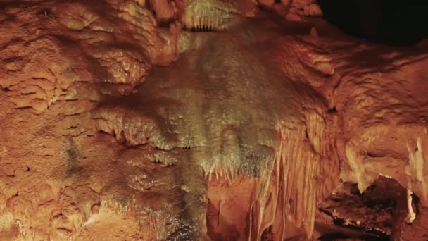 洞窟の地下洞窟で活気に満ちたストーグミットを探索し 洞窟の地質を紹介しています ストーリーミット 石灰岩の形成 洞窟の地質が強調されたユニークな景色 洞窟ビューを魅了する — ストック動画