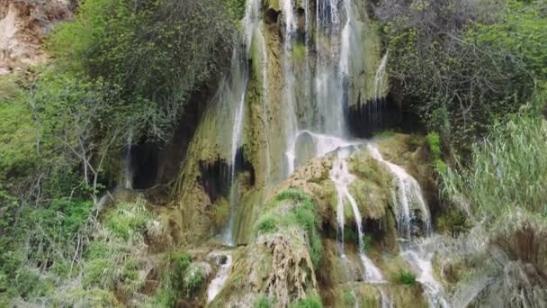 无人机俯瞰土耳其的瀑布 在群山中 四周环绕着绿树 强调土耳其瀑布是自然奇观 土耳其瀑布 在繁茂的风景中 — 图库视频影像