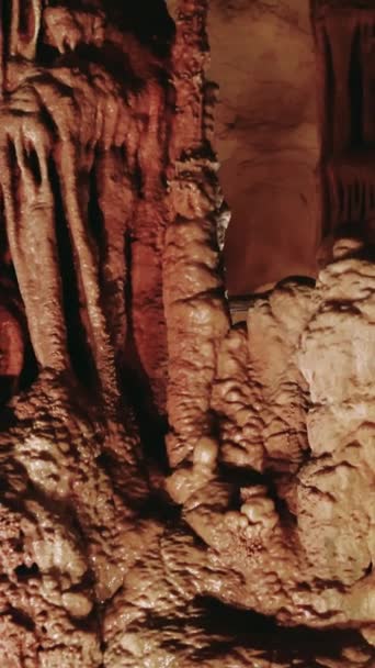 Исследуйте Пещеру Яркими Сталактитами Уникальные Пейзажи Сталактит Известняк Признакам Захватывающий — стоковое видео