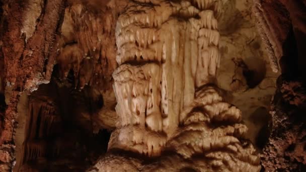 Erkunden Sie Unterirdische Höhle Lebendige Stalagmiten Mineralgeologie Vorgestellt Einzigartige Landschaft — Stockvideo