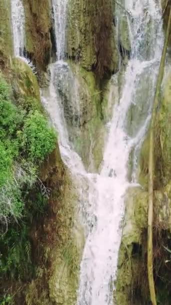 ドローン映像は緑の間にターキーズ山脈の滝の旅行先を捉えています エコツーリズムサイトとしての滝の旅行先を紹介しています 持続可能な旅行を促進する滝を強調 — ストック動画