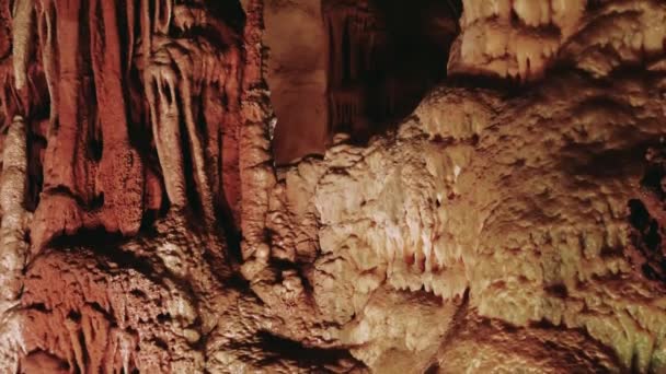用生机勃勃的钟乳石结构探索洞穴 独特的风景 钟乳石和石灰石的特点 钟乳石 古老岩石质感的迷人景色 高质量的4K镜头 — 图库视频影像