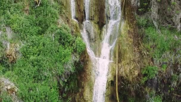 Drone Beeldmateriaal Vangt Waterval Reisbestemming Kalkoenen Bergen Midden Van Groen — Stockvideo