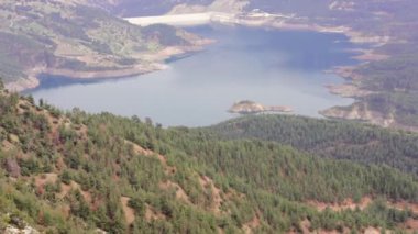 Panorama, dağ vadisindeki göl manzarası videoya alındı. Gösteriler panorama, göl berraklığı. Panorama ve göl görselleri için ideal. Yüksek kalite 4k görüntü