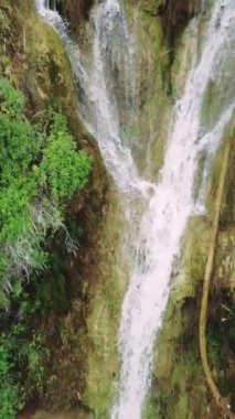 İnsansız hava aracı görüntüleri: çağlayanlar, Türkiye dağlarında sular, yemyeşil alanlar. Şelale sergiler, meditasyon için su, iç huzur. Şelale, su, doğal sakinlik. Yüksek kalite 4k görüntü