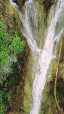 İnsansız hava aracı görüntüleri: çağlayanlar, Türkiye dağlarında sular, yemyeşil alanlar. Şelale sergiler, meditasyon için su, iç huzur. Şelale, su, doğal sakinlik. Yüksek kalite 4k görüntü