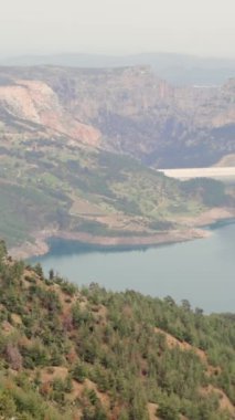 Göz kamaştırıcı bir dağ manzarası, dingin bir vadide göl. Dağları, göl manzarasını canlı bir şekilde yakalıyor. Sergilenen dağ ve göl manzaraları için ideal. Yüksek kalite 4k görüntü