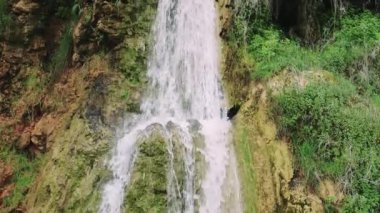 Havadan ele geçirilen şelale, Türkiye 'deki uçurum, yemyeşil çevre. Şelaleler, uçurumlar, ilham verici sanatçılar. Şelale, uçurum, yaratıcılık için ilham perisi. Yüksek kalite 4k görüntü