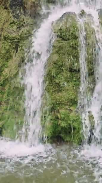 空中的画面揭示了秋天的景象 水在绿油油的绿叶环绕下从突厥群山层叠而下 凸显了宁静 捕捉落水精髓的冥想理想 反映自然的和平 — 图库视频影像