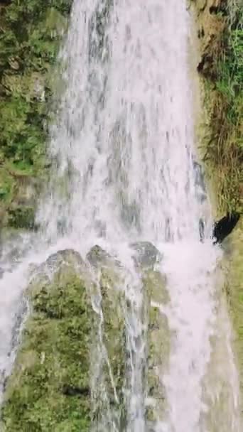 Cascade Capture Aérienne Falaise Dans Les Montagnes Turquie Entoure Luxuriante — Video