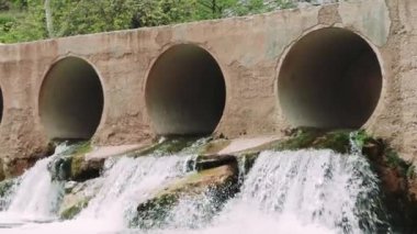 Dağ nehri üzerindeki köprü doğanın özünü yakalar. Huzurlu köprü, dağ nehri manzarası keşfi davet ediyor. Eşsiz bir köprü, dağ nehri manzarası, taze ve canlı. Yüksek kalite 4k görüntü