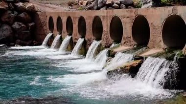 Baraj üstü köprü, mühendislik ve doğal güzellik. Barajın özünü yakalamak, yeşil, taze suyla köprü uyumu. Barajın eşsiz perspektifi, sakin ortam keşfi davet ediyor. 