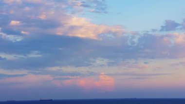 Şok edici günbatımı, bulut, gökyüzü, deniz zamanı Türkiye üzerinde çöküyor. Renkli bulutlar, canlı bir gökyüzü, 4K 'da huzurlu bir deniz. Günbatımı için mükemmel, bulut, gökyüzü, deniz, zaman kaybı içeriği. Yüksek kalite 4k görüntü