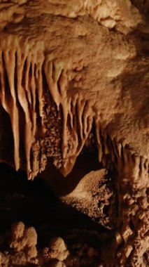 Yeraltı mağarasında canlı dikitleri, sarkıt oluşumları ve antik kireçtaşlarını gösteren videolar var. Benzersiz mağara manzarasında sarkık bir güzellik. Büyüleyici sarkıt ve kayalık dokular. 