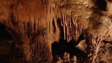 Yeraltı mağarasında canlı dikitleri, sarkıt oluşumları ve antik kireçtaşlarını gösteren videolar var. Benzersiz mağara manzarasında sarkık bir güzellik. Büyüleyici sarkıt ve kayalık dokular. 