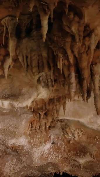 活気に満ちたストーリーミサイルを備えた地下洞窟ビデオは 古代のミネラル形成を示しています 古代のミネラル美しさが豊富なユニークな洞窟風景 古代のミネラルテクスチャで魅了された景色 — ストック動画