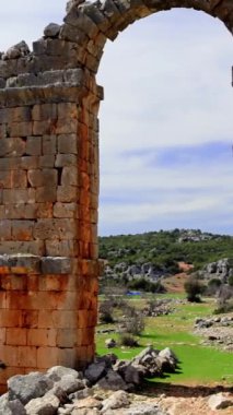 Türkiye 'nin Olba kentinin panoramik videosu, arkeolojinin sergilenmesi, antik kalıntılar. Görüntülerde ana kapı, arkeoloji ayrıntılarıyla vurgulanıyor. Roma şehrinin arkeolojisini geniş görüşlerle keşfetmek. 