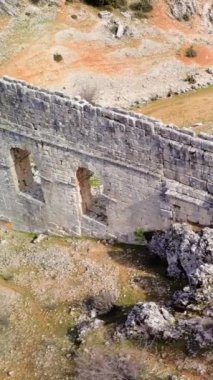 Olba 'nın havadan görünüşü, antik duvar, Türkiye' deki antik Roma şehrinin kalıntıları. Görüntü ana kapıyı gösteriyor, Olba, antika duvar, çevre manzaralı. Olba 'yı, antika duvarı, insansız hava aracı görüntülerini araştır..