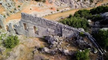 Olba 'nın havadan görünüşü, antik duvar, Türkiye' deki antik Roma şehrinin kalıntıları. Görüntü ana kapıyı gösteriyor, Olba, antika duvar, çevre manzaralı. Olba 'yı, antika duvarı, insansız hava aracı görüntülerini araştır..