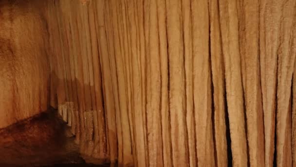 Vídeo Cueva Subterránea Con Estalagmitas Vibrantes Hermosos Paisajes Subterráneos Formaciones — Vídeo de stock