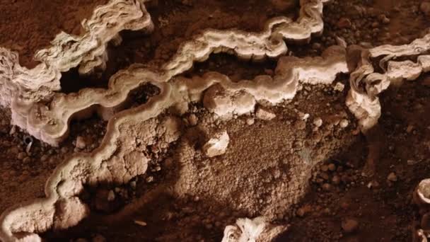 Відкрийте Себе Підземну Печеру Яскравими Сталагмітами Формування Вапняк Унікальних Пейзажах — стокове відео