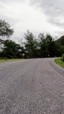 Türkiye 'de dolambaçlı dağ yolunda araba kullanmak, bakış açısı. Manzaralı manzaralar, araba manzaralı seyahatler. Uzaktan sürüşün özünü yakalar, araba bakış açısını.. 