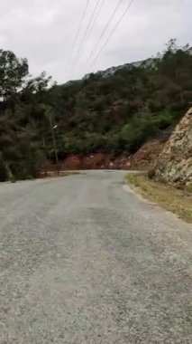 Türk dağlarının içinden dolambaçlı yoldan git, birinci şahıs görüş. Manzaralı dağlık arazide dolambaçlı yolu tecrübe edin. Dolambaçlı yollarla uzak alanları keşfet, maceranın özünü yakala.. 