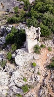 Olba 'nın panoramik hava manzarası, Türkiye' deki antik Roma şehrinin ana kapısını koruyan antik bir gözetleme kulesinin kalıntıları. Eski bir gözetleme kulesi olan Olba 'yı insansız hava aracı görüntülerinde keşfedin..