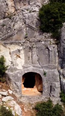 Mezar üzerindeki insansız hava aracı görüntüsü antik arkeoloji ve kültürü ortaya çıkarıyor. Videoda, yıkılmış mimariyi yakalayan bir mezar görünüyor. Mezar ve lahitin insansız hava aracı görüntüleriyle tarihi araştır..