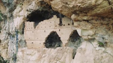 Drone, 7. Yüzyıl Doğu Roma İmparatorluğu 'na dayanan üç katlı antik Hristiyan kaya kilisesinin kalıntılarını yakaladı.