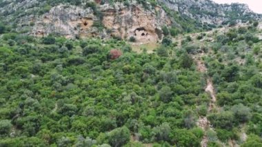 Doğu Roma İmparatorluğu dönemindeki 7. yüzyıldan kalma, vadiye tepeden bakan üç katlı eski bir Hristiyan kaya kilisesinin kalıntılarının insansız hava aracı görüntüsü..